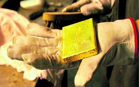 Đào đất tại công trường, đội công nhân "khoe" phát hiện cây gỗ dài 35m, tỏa mùi thơm: Hiện trường lập tức được phong tỏa - Ảnh 2.