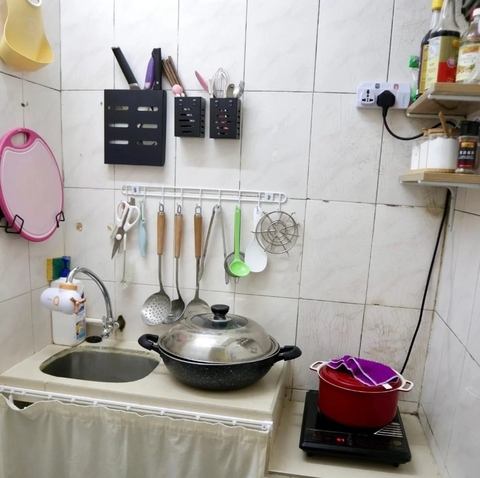 Cuộc sống của 3 thành viên trong căn hộ vỏn vẹn 10m² đã "phơi bày" một sự thật đáng sợ, nhiều người phải bật khóc - Ảnh 6. Cuộc sống của 3 thành viên trong căn hộ vỏn vẹn 10m² đã "phơi bày" một sự thật đáng sợ, nhiều người phải bật khóc - Ảnh 6.