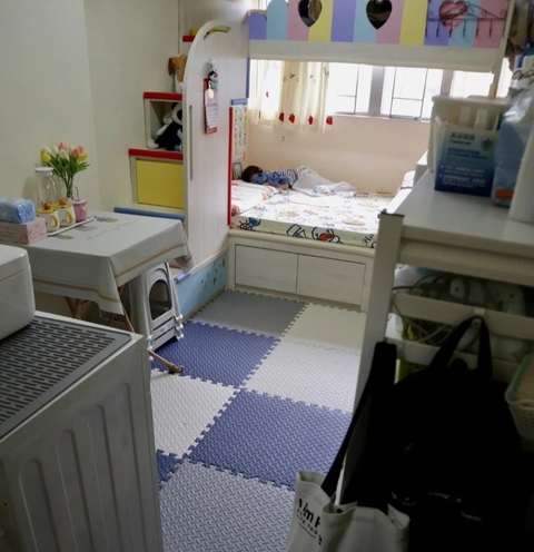 Cuộc sống của 3 thành viên trong căn hộ vỏn vẹn 10m² đã "phơi bày" một sự thật đáng sợ, nhiều người phải bật khóc - Ảnh 5. Cuộc sống của 3 thành viên trong căn hộ vỏn vẹn 10m² đã "phơi bày" một sự thật đáng sợ, nhiều người phải bật khóc - Ảnh 5.