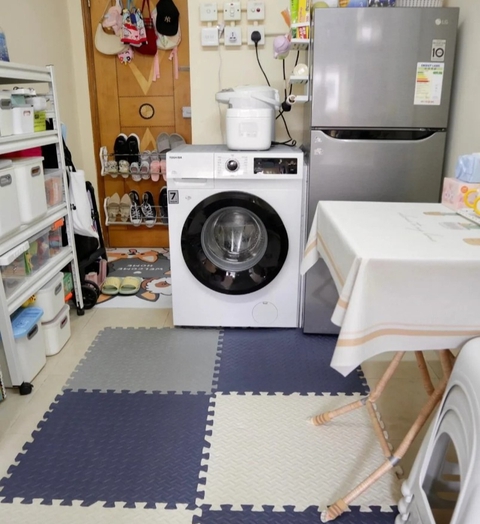 Cuộc sống của 3 thành viên trong căn hộ vỏn vẹn 10m² đã "phơi bày" một sự thật đáng sợ, nhiều người phải bật khóc - Ảnh 2. Cuộc sống của 3 thành viên trong căn hộ vỏn vẹn 10m² đã "phơi bày" một sự thật đáng sợ, nhiều người phải bật khóc - Ảnh 2.
