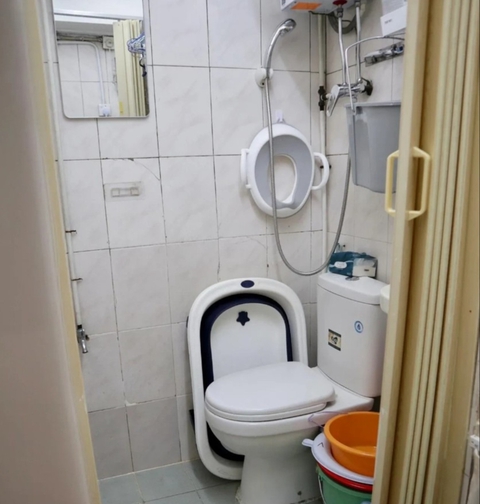 Cuộc sống của 3 thành viên trong căn hộ vỏn vẹn 10m² đã "phơi bày" một sự thật đáng sợ, nhiều người phải bật khóc - Ảnh 7. Cuộc sống của 3 thành viên trong căn hộ vỏn vẹn 10m² đã "phơi bày" một sự thật đáng sợ, nhiều người phải bật khóc - Ảnh 7.
