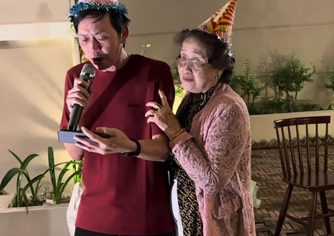Hoài Linh khóc nghẹn tại tiệc sinh nhật - Ảnh 1. Hoài Linh khóc nghẹn tại tiệc sinh nhật - Ảnh 1.