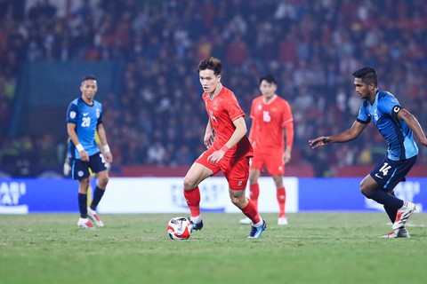 Ngôi sao gây tranh cãi lớn thời ông Troussier trở thành “nhạc trưởng” dưới bàn tay HLV Kim Sang-sik - Ảnh 2. Ngôi sao gây tranh cãi lớn thời ông Troussier trở thành “nhạc trưởng” dưới bàn tay HLV Kim Sang-sik - Ảnh 2.