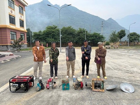 Bắt giữ nhóm khai thác vàng trái phép trong rừng sâu hòa bình - Ảnh 2. Bắt giữ nhóm khai thác vàng trái phép trong rừng sâu hòa bình - Ảnh 2.