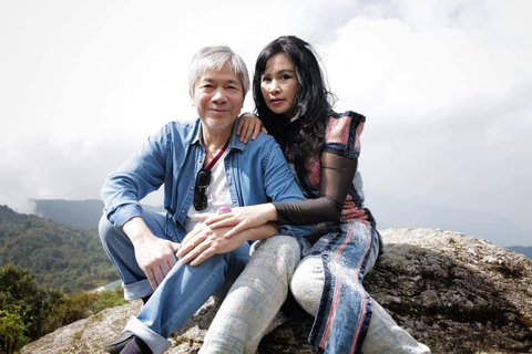 Chồng diva Thanh Lam cười ngượng vì cầm tay phụ nữ khác lại tưởng vợ mình- Ảnh 4. Chồng diva Thanh Lam cười ngượng vì cầm tay phụ nữ khác lại tưởng vợ mình- Ảnh 4.