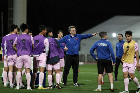 Ông Troussier 'đi trên dây' với đội tuyển Việt Nam?- Ảnh 1. Ông Troussier 'đi trên dây' với đội tuyển Việt Nam?- Ảnh 1.