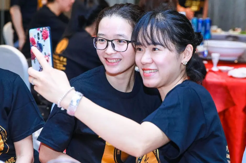 42 tuổi, đi họp lớp cấp 3: Thấy các bạn đi ô tô xịn, tôi thấy mình thấp kém vì trước đây tôi từng nuôi hoài bão lớn- Ảnh 2. 42 tuổi, đi họp lớp cấp 3: Thấy các bạn đi ô tô xịn, tôi thấy mình thấp kém vì trước đây tôi từng nuôi hoài bão lớn- Ảnh 2.