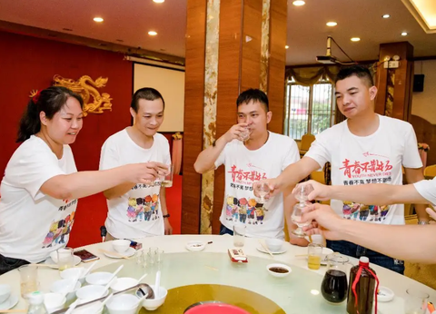 42 tuổi, đi họp lớp cấp 3: Thấy các bạn đi ô tô xịn, tôi thấy mình thấp kém vì trước đây tôi từng nuôi hoài bão lớn- Ảnh 1. 42 tuổi, đi họp lớp cấp 3: Thấy các bạn đi ô tô xịn, tôi thấy mình thấp kém vì trước đây tôi từng nuôi hoài bão lớn- Ảnh 1.