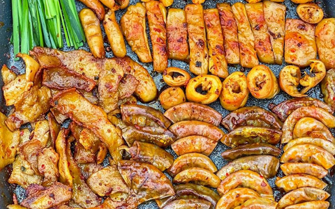 Kinh hoàng hình ảnh lòng lợn đổ đống ra sàn: 2 dấu hiệu cảnh báo lòng lợn bẩn, chớ có ăn- Ảnh 2. Kinh hoàng hình ảnh lòng lợn đổ đống ra sàn: 2 dấu hiệu cảnh báo lòng lợn bẩn, chớ có ăn- Ảnh 2.