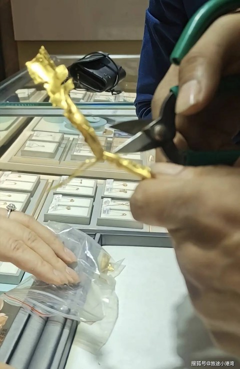 Mua vòng vàng gần 70 triệu ở cửa hàng lớn, người đàn ông phẫn nộ vì phát hiện bên trong có vật thể lạ- Ảnh 1. Mua vòng vàng gần 70 triệu ở cửa hàng lớn, người đàn ông phẫn nộ vì phát hiện bên trong có vật thể lạ- Ảnh 1.