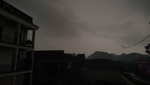 Không khí lạnh tràn về, mưa đá bất ngờ trút xuống Yên Bái trong sáng nay- Ảnh 1. Không khí lạnh tràn về, mưa đá bất ngờ trút xuống Yên Bái trong sáng nay- Ảnh 1.
