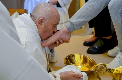 Giáo hoàng Francis hôn chân 12 tù nhân nữ từ xe lăn- Ảnh 1. Giáo hoàng Francis hôn chân 12 tù nhân nữ từ xe lăn- Ảnh 1.