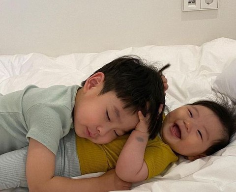 Em út sẽ học được những gì từ anh, chị của mình, biết điều này ba mẹ yên tâm hẳn!- Ảnh 1. Em út sẽ học được những gì từ anh, chị của mình, biết điều này ba mẹ yên tâm hẳn!- Ảnh 1.