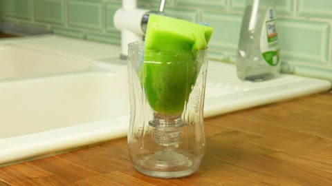Cắt đôi chai nhựa đặt ở bồn rửa bát, bạn sẽ thấy lợi ích bất ngờ- Ảnh 1. Cắt đôi chai nhựa đặt ở bồn rửa bát, bạn sẽ thấy lợi ích bất ngờ- Ảnh 1.