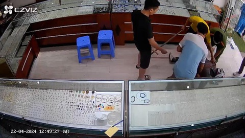 Táo tợn dùng dùi cui điện xông vào cướp tiệm vàng giữa trưa- Ảnh 1. Táo tợn dùng dùi cui điện xông vào cướp tiệm vàng giữa trưa- Ảnh 1.