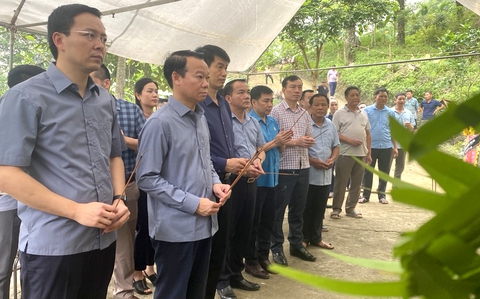 Mẹ của công nhân tử nạn ở Nhà máy xi măng: Mẹ của công nhân tử nạn ở Nhà máy xi măng: