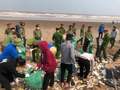 Khách vô tư tắm ở bãi biển ngập rác, chính quyền Nam Định nói 