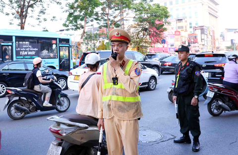 5 Tổ công tác "đặc biệt" của Công an Hà Nội đồng loạt xuất hiện trên đường phố để làm gì?- Ảnh 3. 5 Tổ công tác "đặc biệt" của Công an Hà Nội đồng loạt xuất hiện trên đường phố để làm gì?- Ảnh 3.