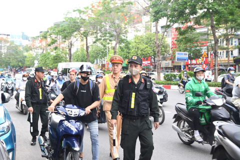 5 Tổ công tác "đặc biệt" của Công an Hà Nội đồng loạt xuất hiện trên đường phố để làm gì?- Ảnh 2. 5 Tổ công tác "đặc biệt" của Công an Hà Nội đồng loạt xuất hiện trên đường phố để làm gì?- Ảnh 2.