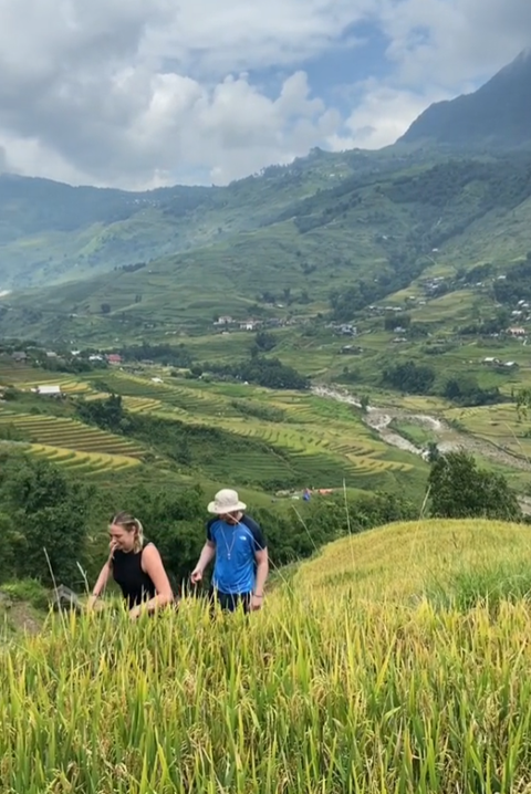 Khách Tây lội ruộng cấy lúa ở Sa Pa, tối về khen cơm ngon nức nở: "Thế mới hiểu giá trị hạt gạo"- Ảnh 7. Khách Tây lội ruộng cấy lúa ở Sa Pa, tối về khen cơm ngon nức nở: "Thế mới hiểu giá trị hạt gạo"- Ảnh 7.