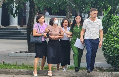 Đám tang của 2 cô gái trẻ trong vụ cháy Trung Kính: "Nuôi con đến 25 tuổi mà giờ cháu không còn"- Ảnh 3. Đám tang của 2 cô gái trẻ trong vụ cháy Trung Kính: "Nuôi con đến 25 tuổi mà giờ cháu không còn"- Ảnh 3.