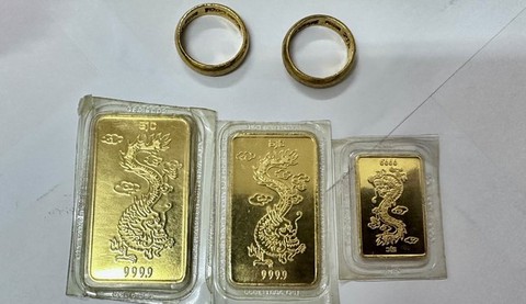 Bất ngờ thấy hơn 2 cây vàng trong đống quần áo từ thiện- Ảnh 1. Bất ngờ thấy hơn 2 cây vàng trong đống quần áo từ thiện- Ảnh 1.