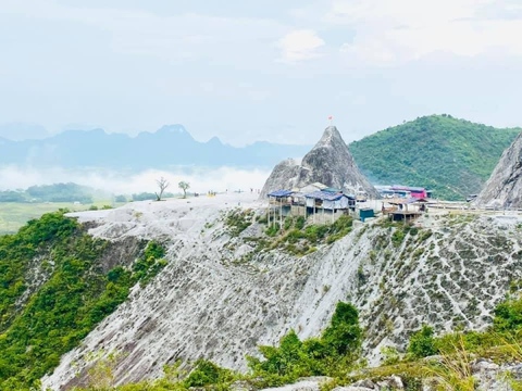 Phát hiện địa điểm chỉ cách Hà Nội 120km nhưng có thể săn mây tuyệt đẹp, ví ngang Đèo Đá Trắng - cung đường 'tuyết phủ' huyền ảo giữa lòng Tây Bắc - Đài phát thanh và truyền hình Nghệ An