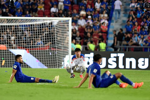 Madam Pang bật khóc, dàn sao tuyển Thái Lan "đổ gục" sau thất bại cay đắng ở vòng loại World Cup- Ảnh 4. Madam Pang bật khóc, dàn sao tuyển Thái Lan "đổ gục" sau thất bại cay đắng ở vòng loại World Cup- Ảnh 4.