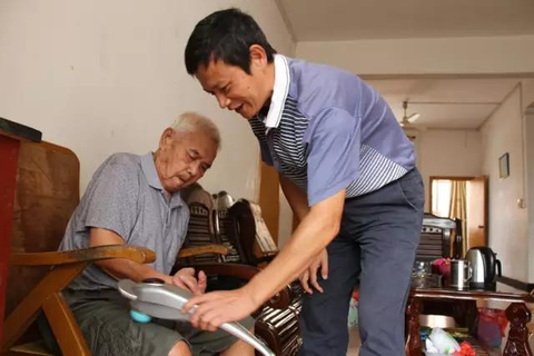 72 tuổi, tôi từng chê con cả kém cỏi, tự hào khi con út thành đạt, hay biếu tiền: Đến khi ốm nặng mới hối hận 1 điều, may còn chưa muộn- Ảnh 2. 72 tuổi, tôi từng chê con cả kém cỏi, tự hào khi con út thành đạt, hay biếu tiền: Đến khi ốm nặng mới hối hận 1 điều, may còn chưa muộn- Ảnh 2.