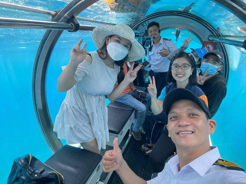 Chuyến tàu lặn biển "trong suốt" đầu tiên ở Việt Nam: Xuống được độ sâu 100m, báo quốc tế phải ca ngợi- Ảnh 8. Chuyến tàu lặn biển "trong suốt" đầu tiên ở Việt Nam: Xuống được độ sâu 100m, báo quốc tế phải ca ngợi- Ảnh 8.