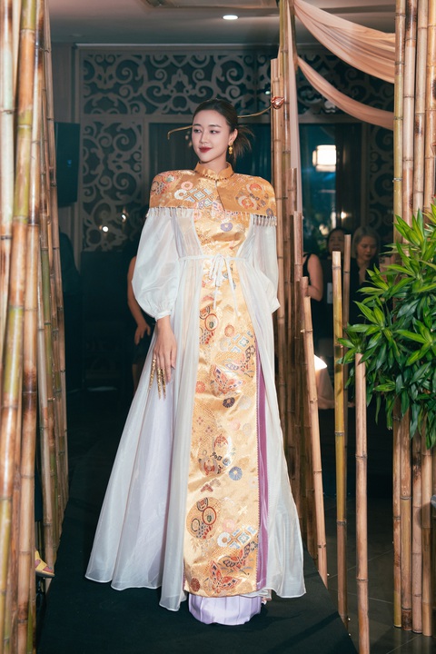 Maya trở lại sàn diễn thời trang sau 17 năm vì Cao Minh Tiến- Ảnh 4. Maya trở lại sàn diễn thời trang sau 17 năm vì Cao Minh Tiến- Ảnh 4.