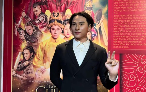 Đại Nghĩa hoang mang trước tượng sáp của mình, netizen bình luận cực hài về tượng của Trấn Thành- Ảnh 2. Đại Nghĩa hoang mang trước tượng sáp của mình, netizen bình luận cực hài về tượng của Trấn Thành- Ảnh 2.