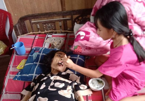 Ngậm ngùi nhìn bé 7 tuổi cơ cực chăm mẹ ung thư nằm chờ chết- Ảnh 1.