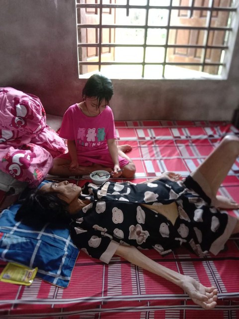 Ngậm ngùi nhìn bé 7 tuổi cơ cực chăm mẹ ung thư nằm chờ chết- Ảnh 2.