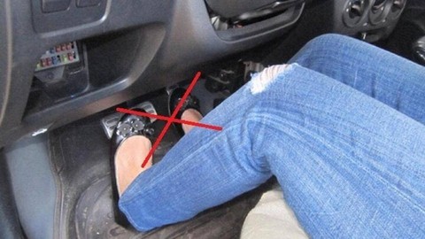 Vì sao không dùng hai chân khi lái xe số tự động?- Ảnh 1. Vì sao không dùng hai chân khi lái xe số tự động?- Ảnh 1.