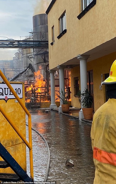 Mexico: Người dân sợ hãi khi nghe thấy tiếng nổ kinh hoàng, theo sau là quả cầu lửa khổng lồ xuất hiện- Ảnh 3. Mexico: Người dân sợ hãi khi nghe thấy tiếng nổ kinh hoàng, theo sau là quả cầu lửa khổng lồ xuất hiện- Ảnh 3.