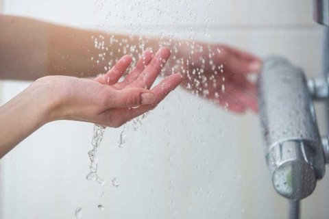 Mùa hè, tắm nước nóng hay lạnh tốt hơn?- Ảnh 1.