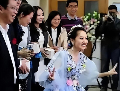 Cô gái mặc váy cưới vẫy tay chào mọi người trong đám tang chính mình - Ảnh 6. Cô gái mặc váy cưới vẫy tay chào mọi người trong đám tang chính mình - Ảnh 6.