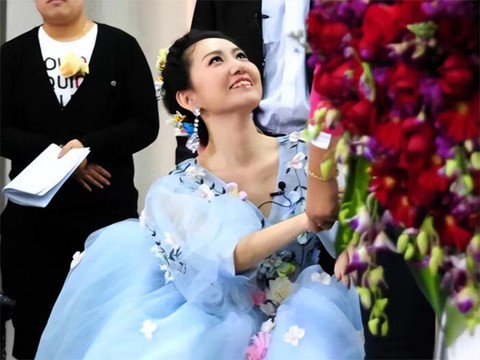 Cô gái mặc váy cưới vẫy tay chào mọi người trong đám tang chính mình - Ảnh 7. Cô gái mặc váy cưới vẫy tay chào mọi người trong đám tang chính mình - Ảnh 7.