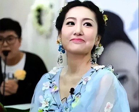 Cô gái mặc váy cưới vẫy tay chào mọi người trong đám tang chính mình - Ảnh 5. Cô gái mặc váy cưới vẫy tay chào mọi người trong đám tang chính mình - Ảnh 5.