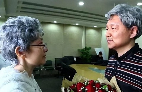 Cô gái mặc váy cưới vẫy tay chào mọi người trong đám tang chính mình - Ảnh 9. Cô gái mặc váy cưới vẫy tay chào mọi người trong đám tang chính mình - Ảnh 9.