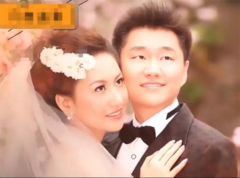 Cô gái mặc váy cưới vẫy tay chào mọi người trong đám tang chính mình - Ảnh 2. Cô gái mặc váy cưới vẫy tay chào mọi người trong đám tang chính mình - Ảnh 2.
