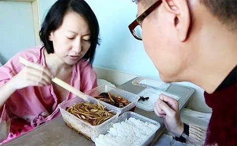 Cô gái mặc váy cưới vẫy tay chào mọi người trong đám tang chính mình - Ảnh 4. Cô gái mặc váy cưới vẫy tay chào mọi người trong đám tang chính mình - Ảnh 4.
