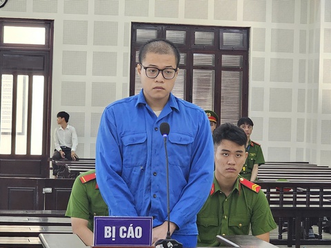Nam nhân viên IT dùng vỏ chai bia đâm bạn học tử vong ở cuộc nhậu đã khóc nức nở tại tòa - Ảnh 2. Nam nhân viên IT dùng vỏ chai bia đâm bạn học tử vong ở cuộc nhậu đã khóc nức nở tại tòa - Ảnh 2.