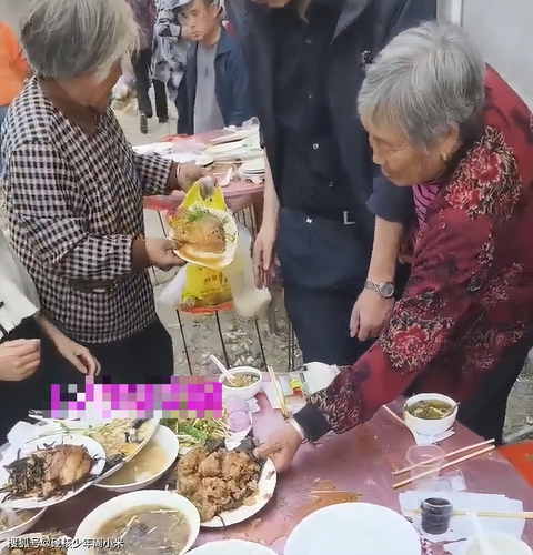 Hai cụ bà tranh giành đồ ăn thừa tại tiệc khiến khách ngán ngẩm - Ảnh 2. Hai cụ bà tranh giành đồ ăn thừa tại tiệc khiến khách ngán ngẩm - Ảnh 2.