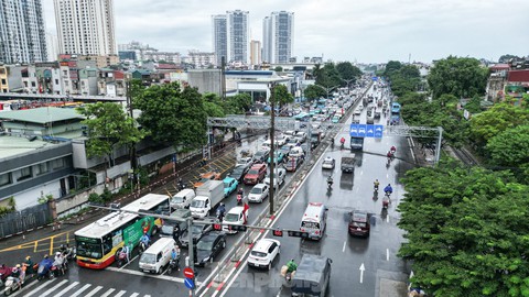 Giao thông Hà Nội ùn tắc kéo dài từ sáng đến trưa trước kỳ nghỉ lễ 2/9 - Ảnh 14. Giao thông Hà Nội ùn tắc kéo dài từ sáng đến trưa trước kỳ nghỉ lễ 2/9 - Ảnh 14.
