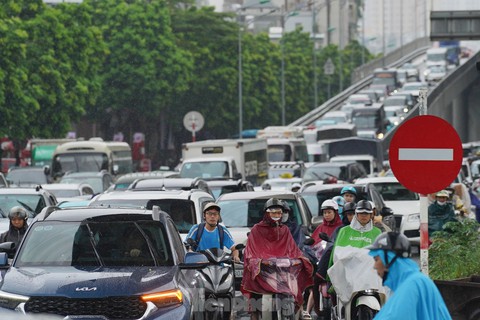 Giao thông Hà Nội ùn tắc kéo dài từ sáng đến trưa trước kỳ nghỉ lễ 2/9 - Ảnh 6. Giao thông Hà Nội ùn tắc kéo dài từ sáng đến trưa trước kỳ nghỉ lễ 2/9 - Ảnh 6.