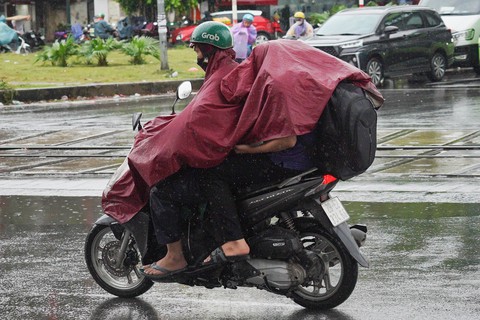 Giao thông Hà Nội ùn tắc kéo dài từ sáng đến trưa trước kỳ nghỉ lễ 2/9 - Ảnh 12. Giao thông Hà Nội ùn tắc kéo dài từ sáng đến trưa trước kỳ nghỉ lễ 2/9 - Ảnh 12.