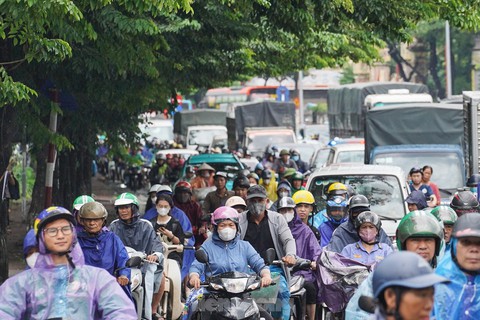 Giao thông Hà Nội ùn tắc kéo dài từ sáng đến trưa trước kỳ nghỉ lễ 2/9 - Ảnh 9. Giao thông Hà Nội ùn tắc kéo dài từ sáng đến trưa trước kỳ nghỉ lễ 2/9 - Ảnh 9.