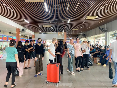 Giao thông Hà Nội ùn tắc kéo dài từ sáng đến trưa trước kỳ nghỉ lễ 2/9 - Ảnh 16. Giao thông Hà Nội ùn tắc kéo dài từ sáng đến trưa trước kỳ nghỉ lễ 2/9 - Ảnh 16.